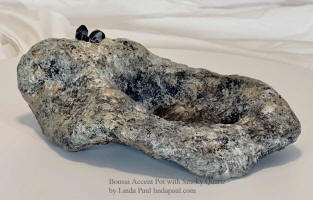 bonsai ccent pot in granite color with smoky quartz front